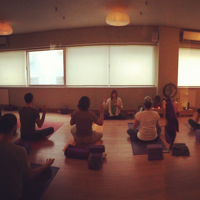 *φωτογραφία από την πρακτική της abhaya mudra, θέση χεριών που συμβολίζει το άνοιγμα με προστασία και αφοβία στο φως της καρδιάς!